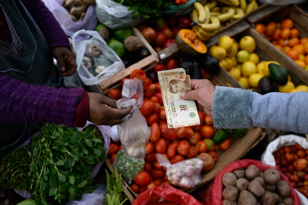 Megfelezik a peso értékét Argentinában