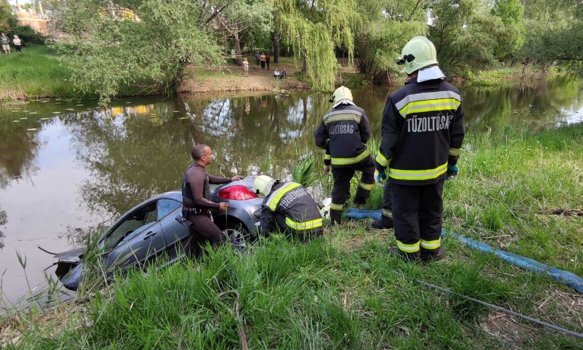 Patakba csúszott egy autó Budapesten, búvárok a helyszínen