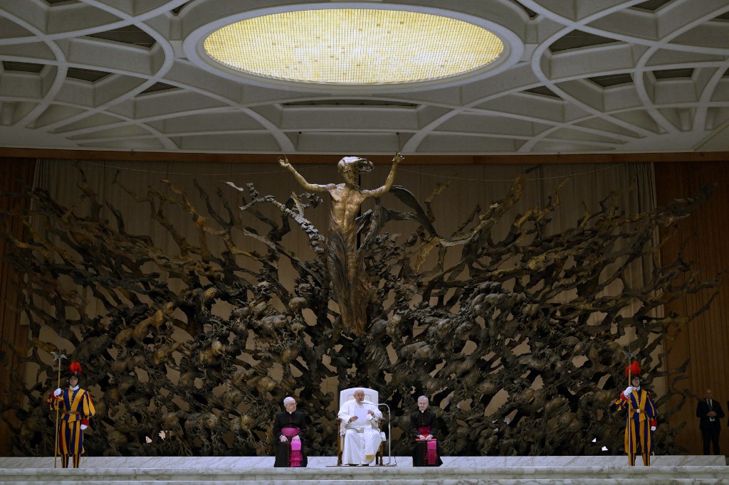 Ferenc pápa szerint a vatikáni kúria tagjainak meg kell hallgatniuk egymást, és legyen humorérzékük