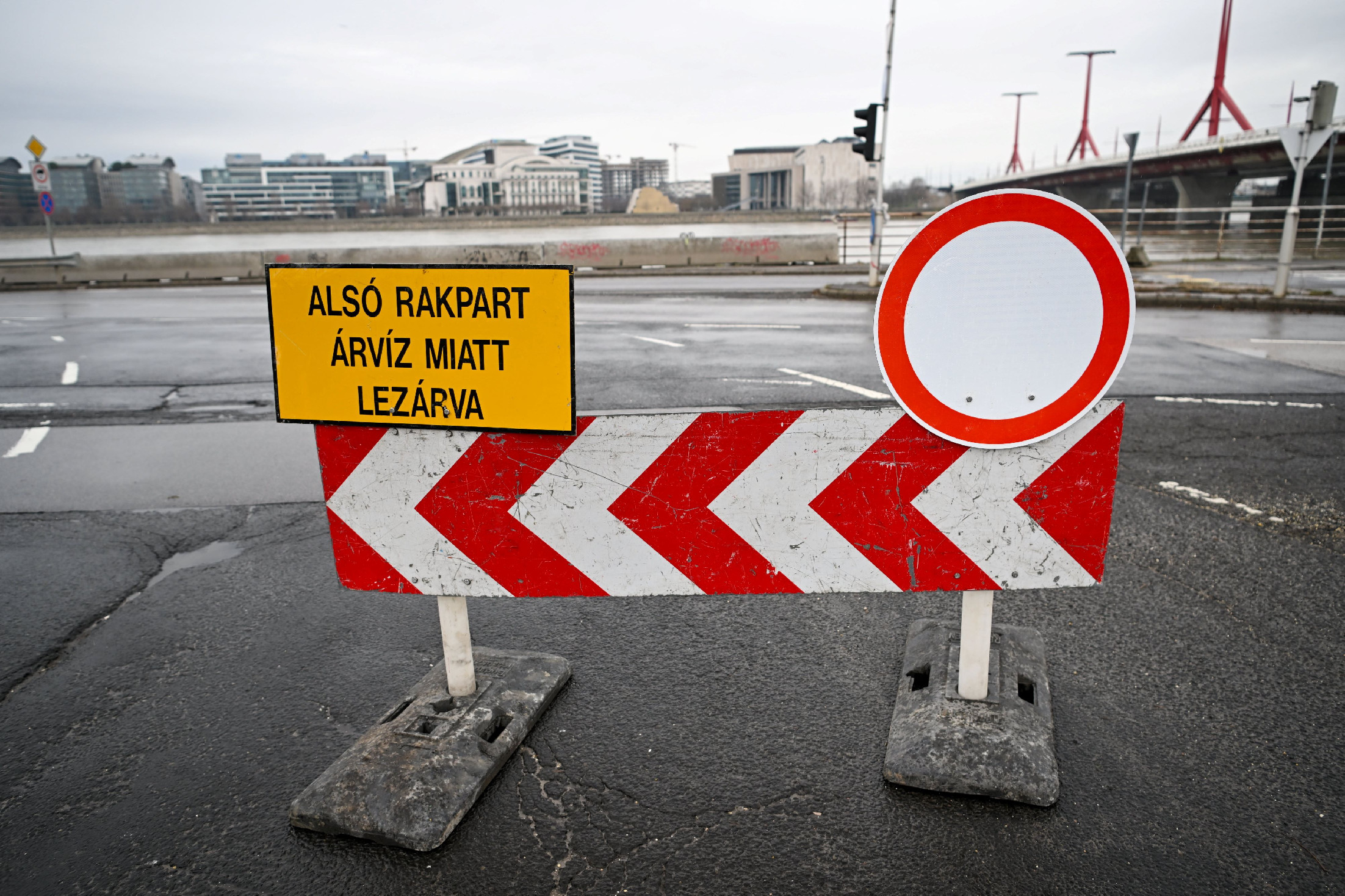 Lezárt rakpartok, árvízvédelmi készültség országszerte