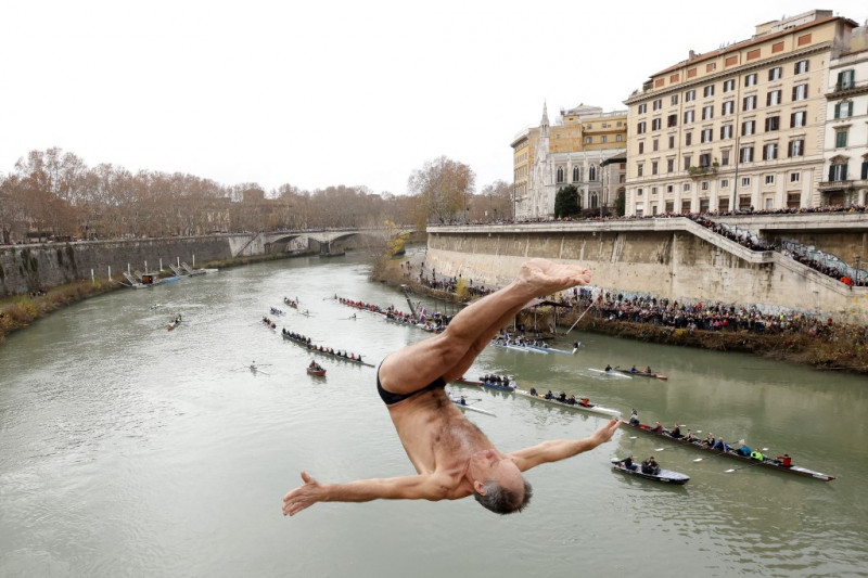 New Year Tiber dives in Rome