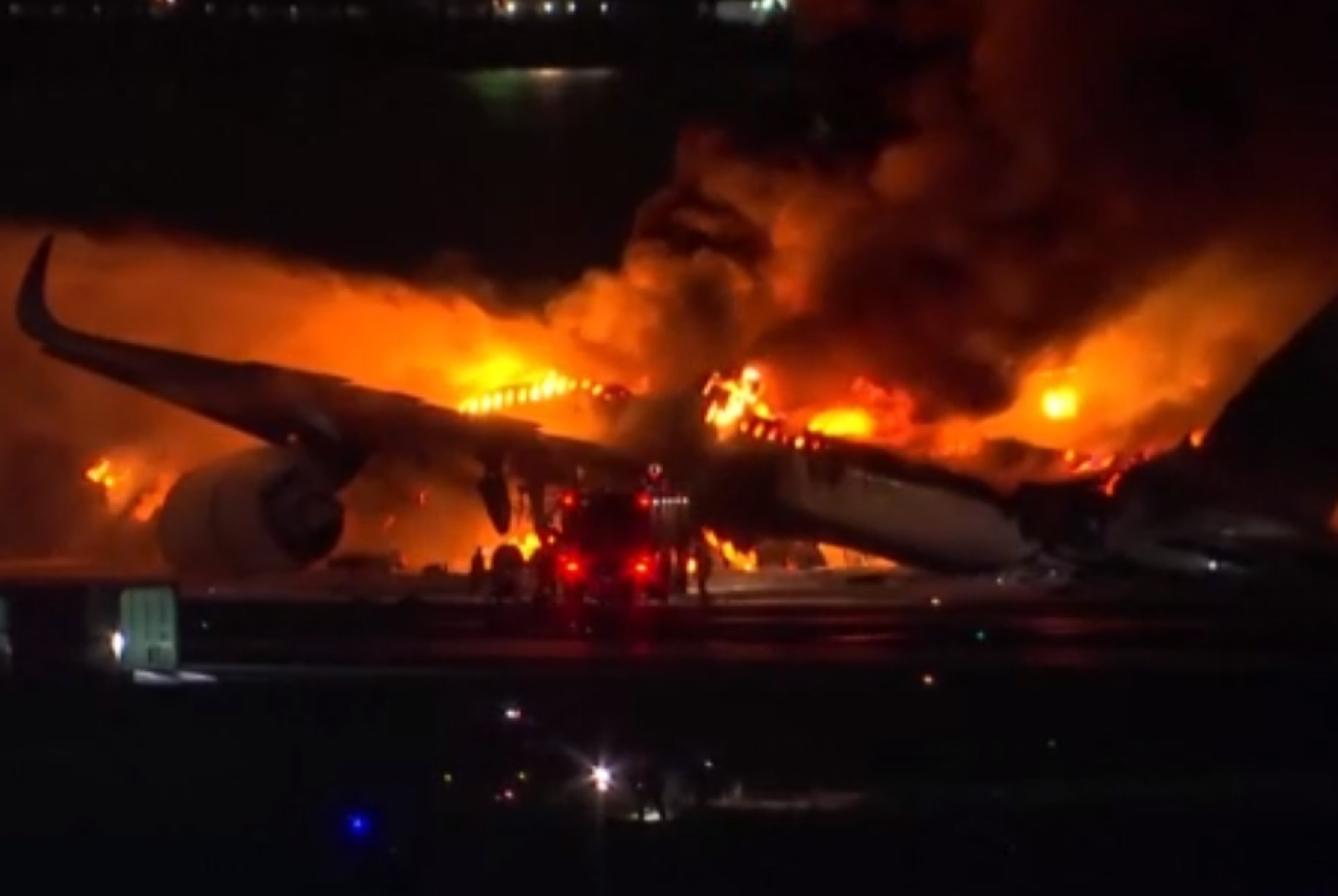 VIDEÓ – Hatlamas lángokkal ég egy utasszállító, miután ütközött egy másik géppel