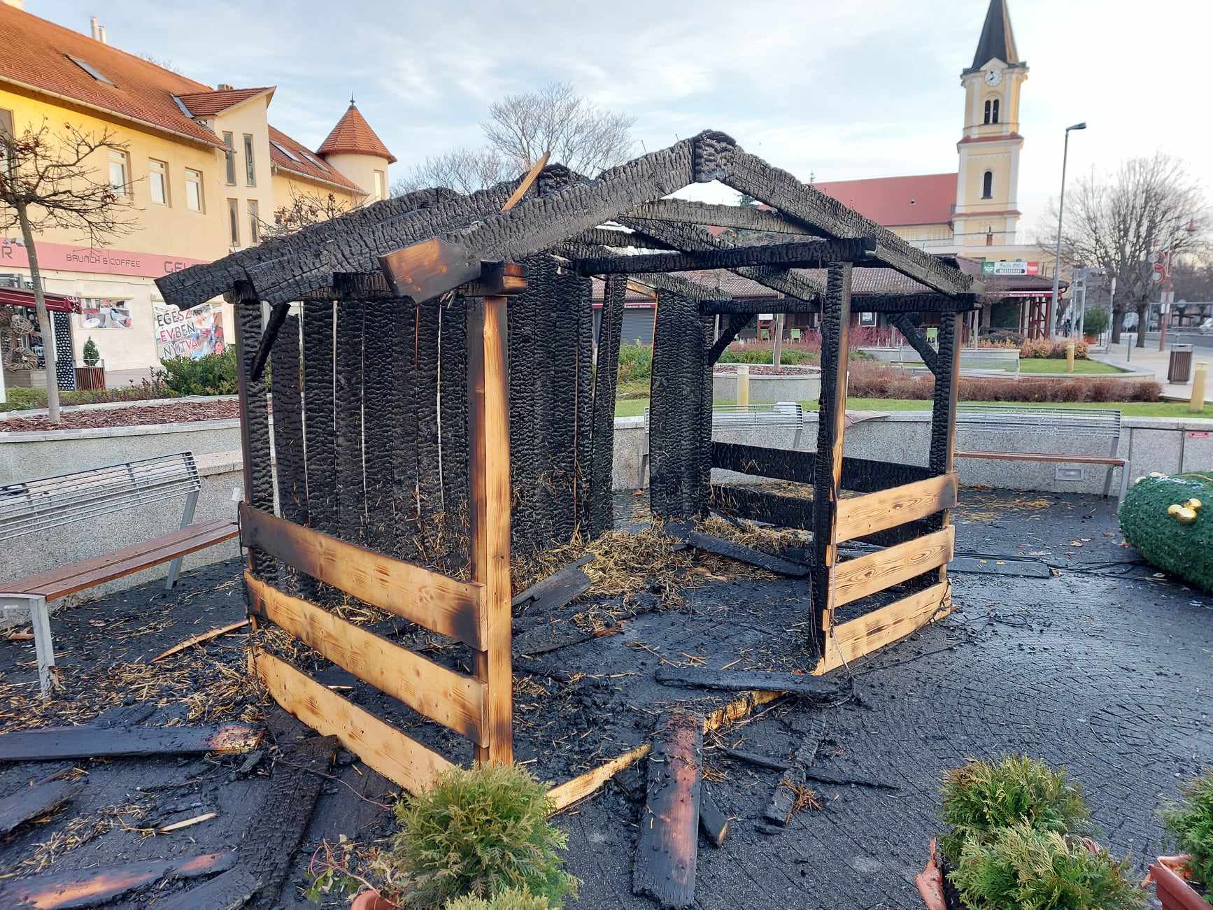 Ismét felgyújtottak egy betlehemet – elfogták a tettest