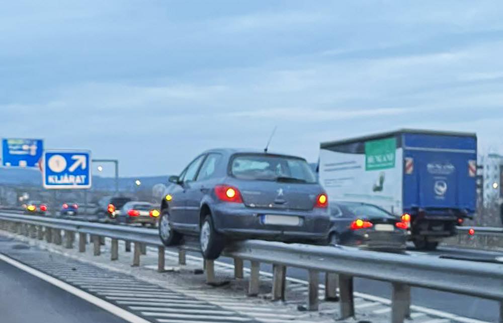 Kaszkadőröket megszégyenítő jelenet az M0-áson