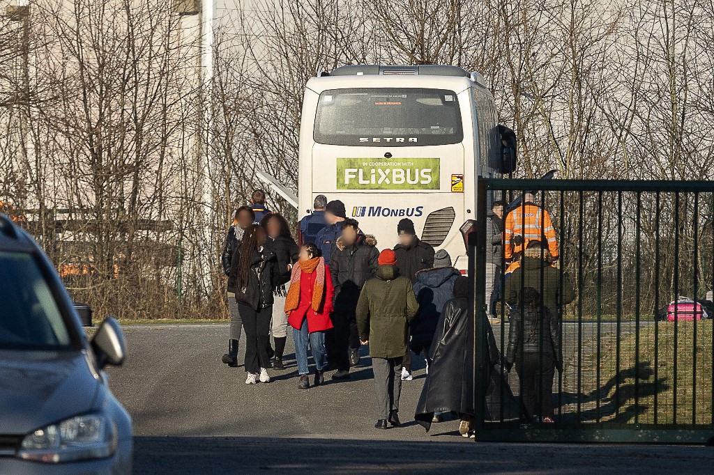 Terrorizmus gyanúja miatt megállítottak egy Brüsszel felé tartó buszt