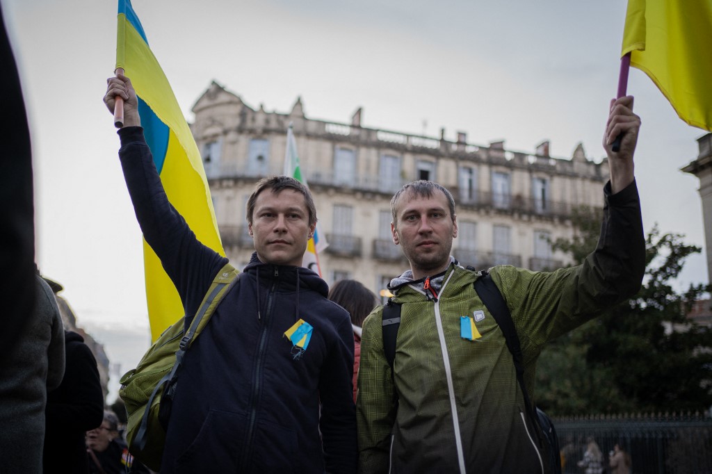 Zelenszkij: az ukrán férfiaknak legalább az adófizetés miatt haza kellene térniük