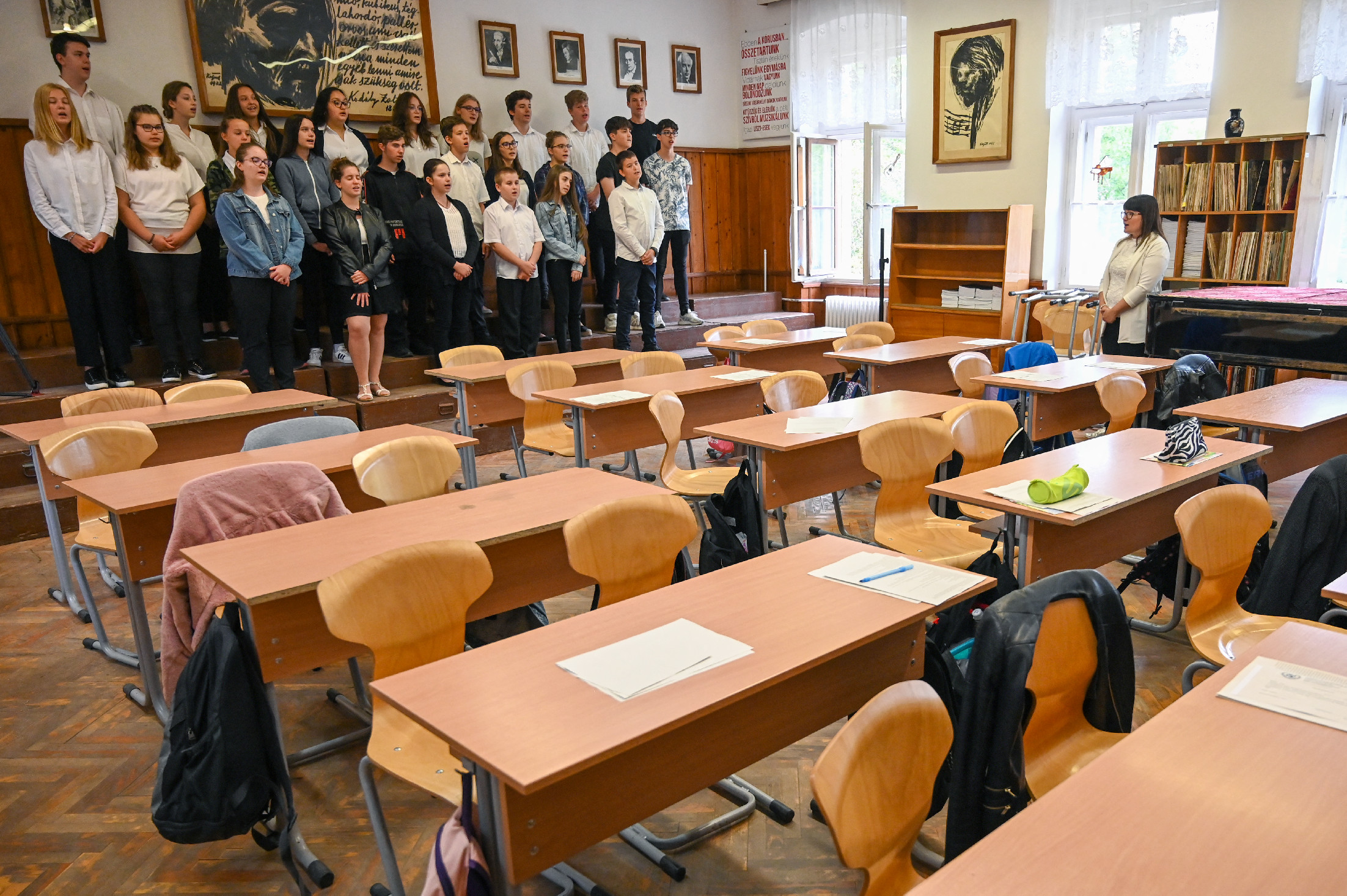 Nagy segítség ez a magyar családoknak: már alsós tanítók is oktathatnak felsősöket