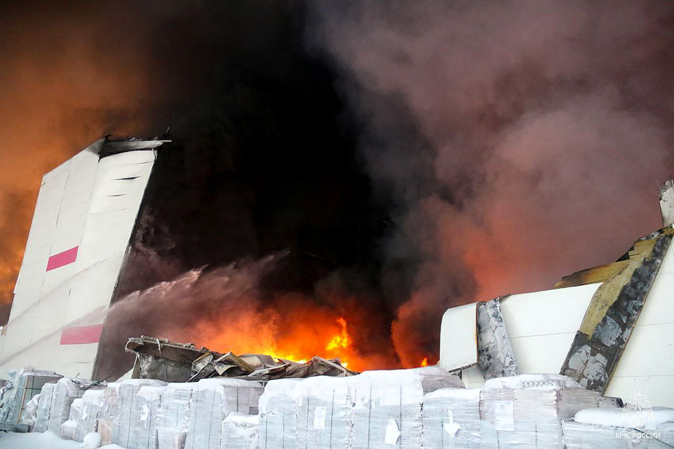 Leégett egy hatalmas raktár Szentpéterváron