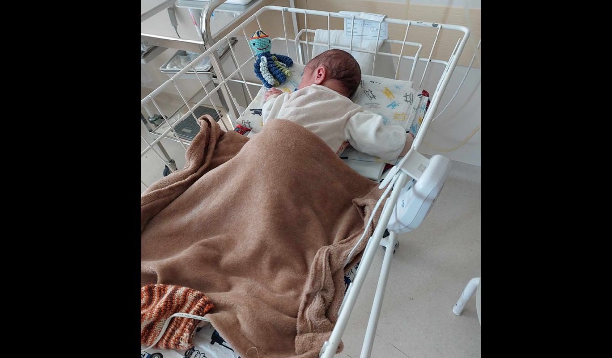 Néhány órás újszülöttet tettek a szolnoki kórház inkubátorába