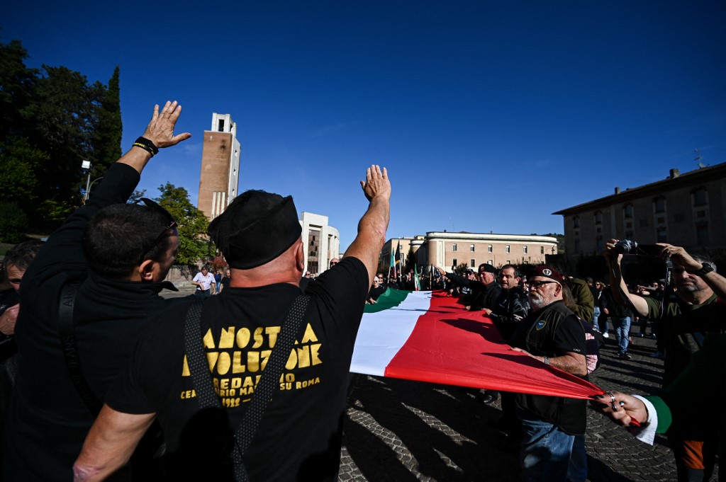 Az olasz legfelsőbb bíróság döntést hozott a fasiszta karlendítést idéző köszöntésről