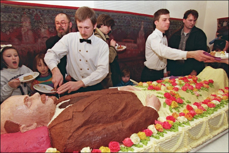 RUSSIA-LENIN CAKE-COMMUNISM