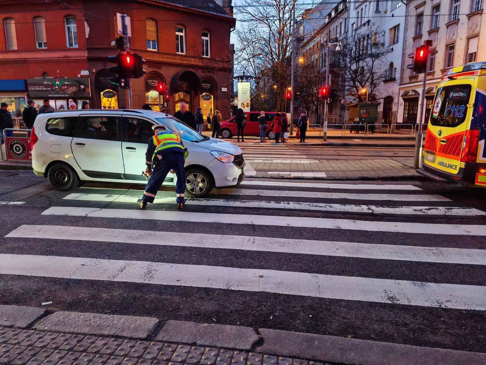 Négy gyalogost gázolt el a zebrán egy autó, aki figyelmen kívül hagyta a piros lámpát