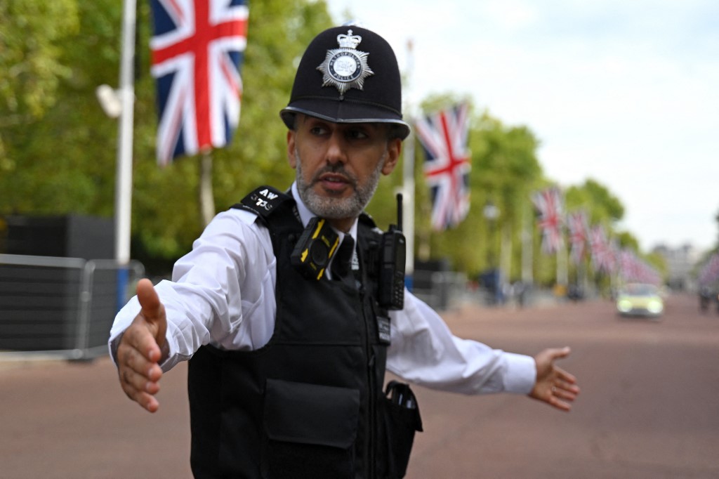 VIDEÓ – Fejszével, karddal, számszeríjjal felfegyverkezve tört be Londonban, agyonlőtték a rendőrök