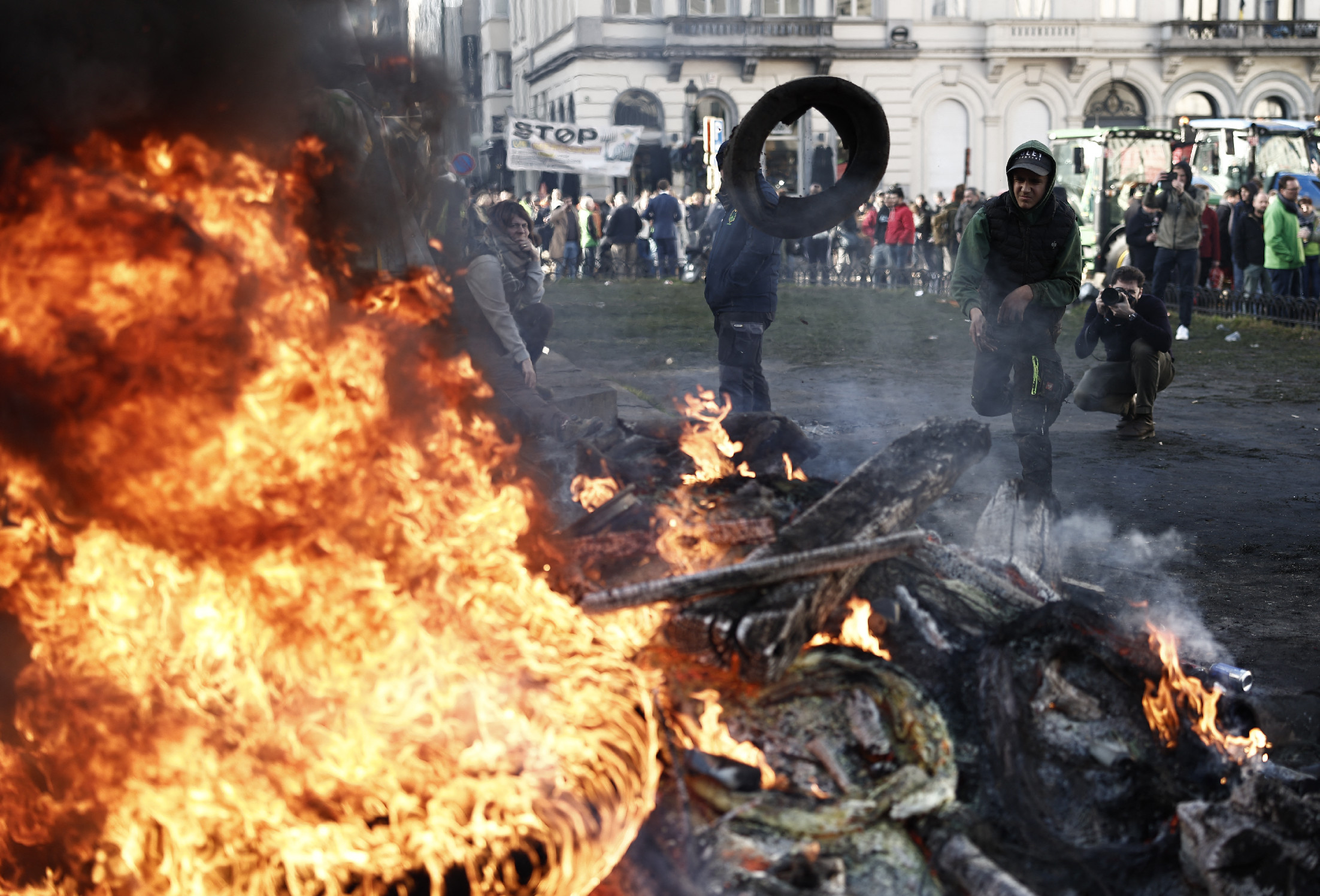Eldurvult a helyzet Brüsszelben: már tüzeket gyújtanak a gazdák