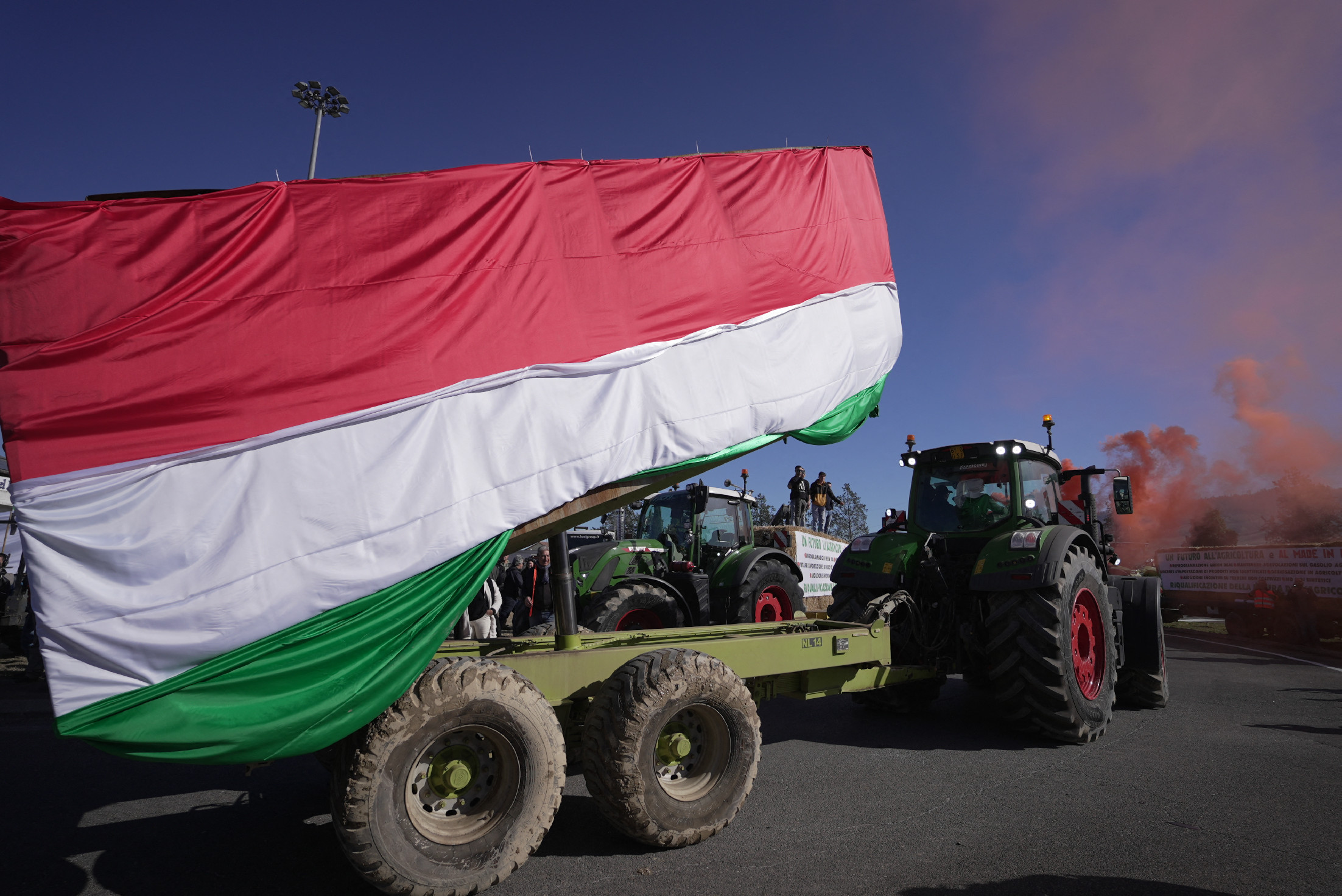 Traktorral mennek Rómába az európai agrárpolitika ellen tüntető gazdák 