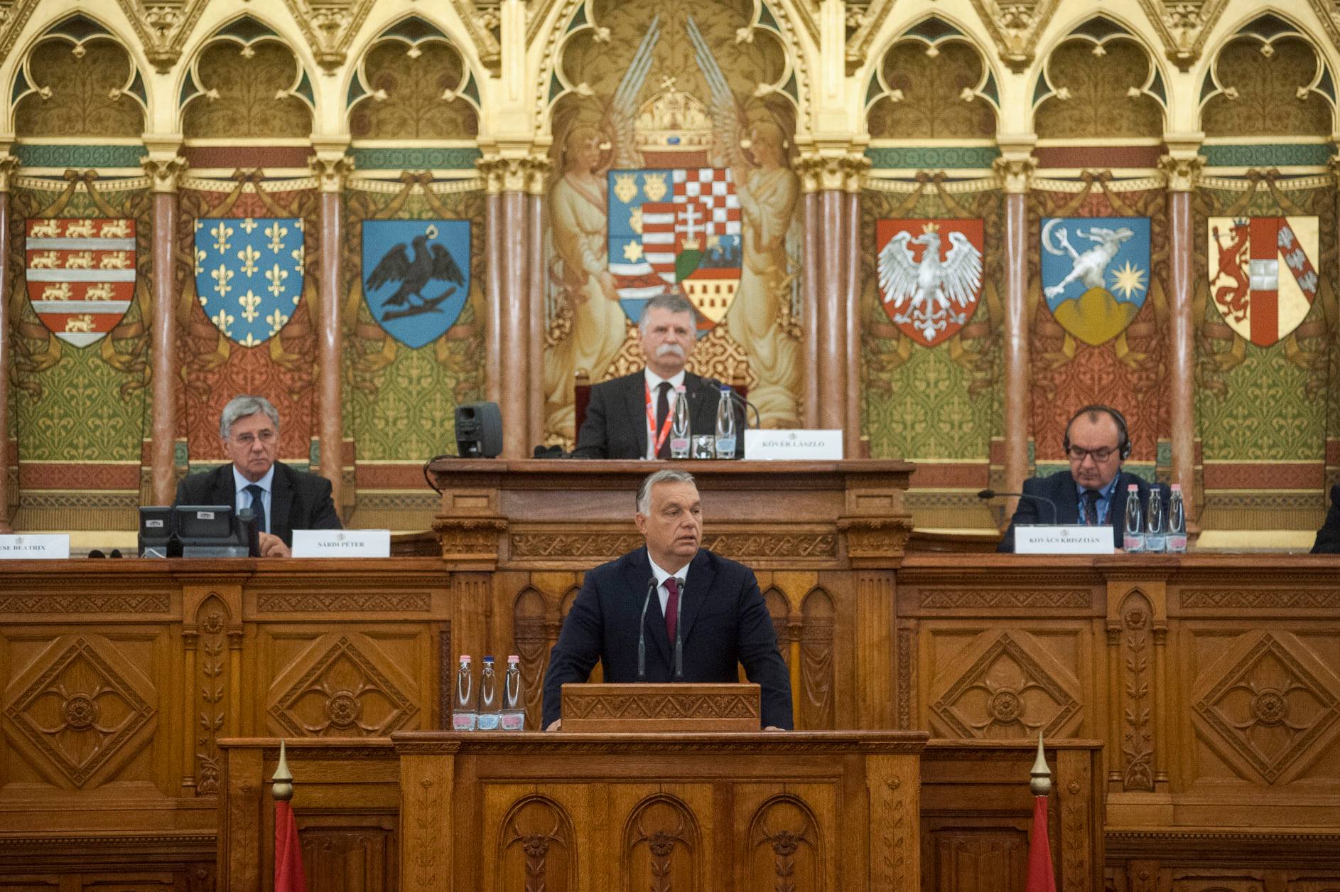 Orbán Viktor elmondta, miért nem állt fel a parlamentben Navalnij tiszteletére