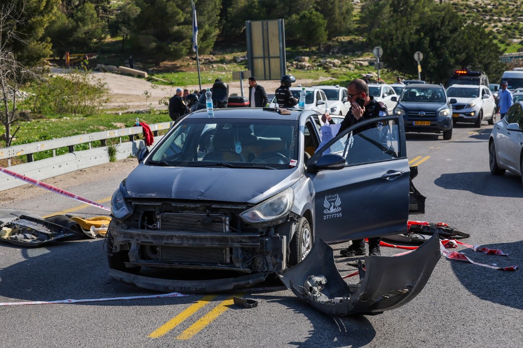 Terroristák támadtak civilekre Izraelben az autópályán: automata fegyverekből tüzet nyitottak a dugóban ülőkre 
