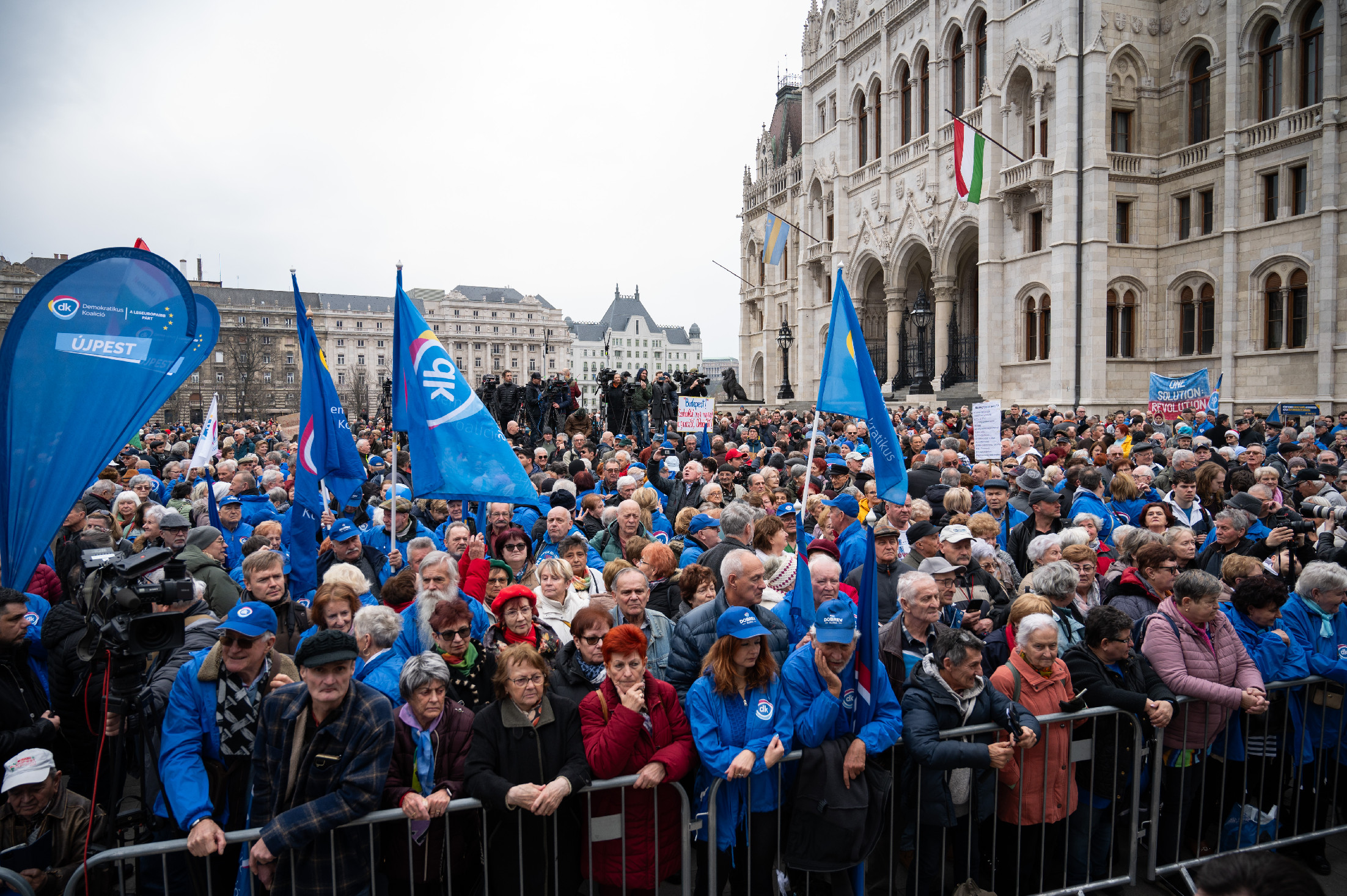 Tüntetés – Néhány száz embert tudtak a Kossuth térre hívni az ellenzéki pártok