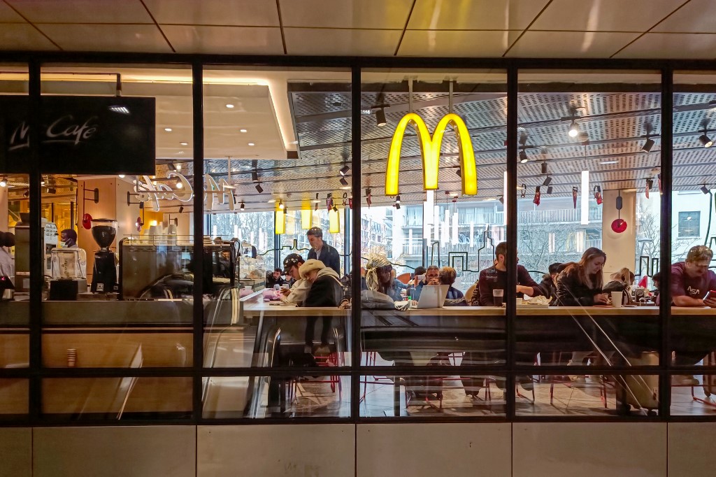 A McDonald’s egyik budapesti éttermében zaklatott fiatal fiúkat szexuálisan egy egykori pap 