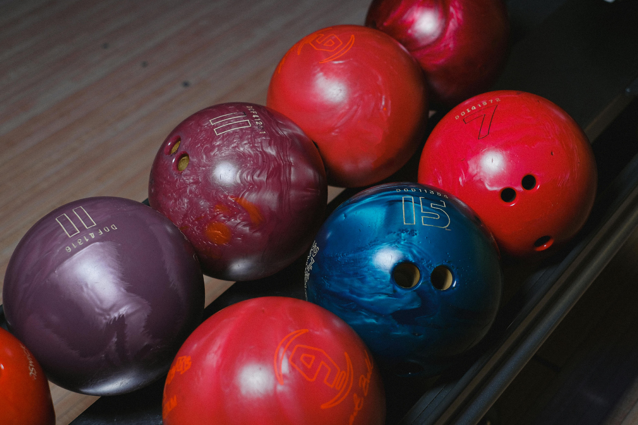 Optikai illúzió: melyik bowlinggolyóval van egy kis probléma? Nem könnyű kiszúrni!