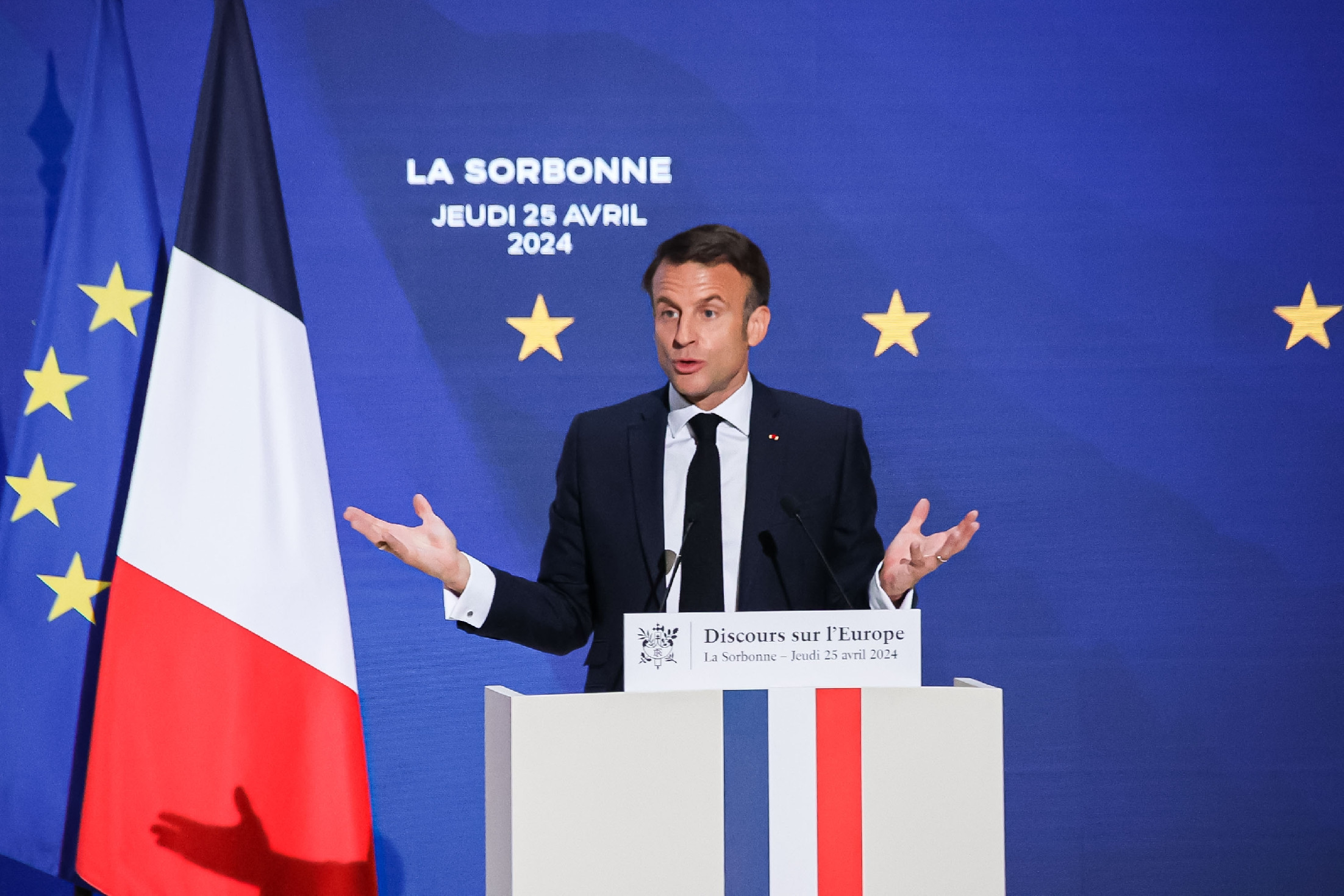 Emmanuel Macron kormánya marad az olimpia végéig 