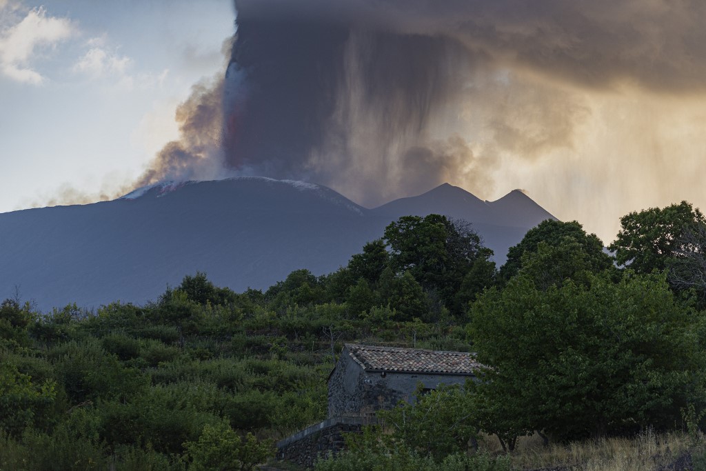 Füstöt és lávát kezdett lövellni: videón, ahogy megint kitör az Etna 
