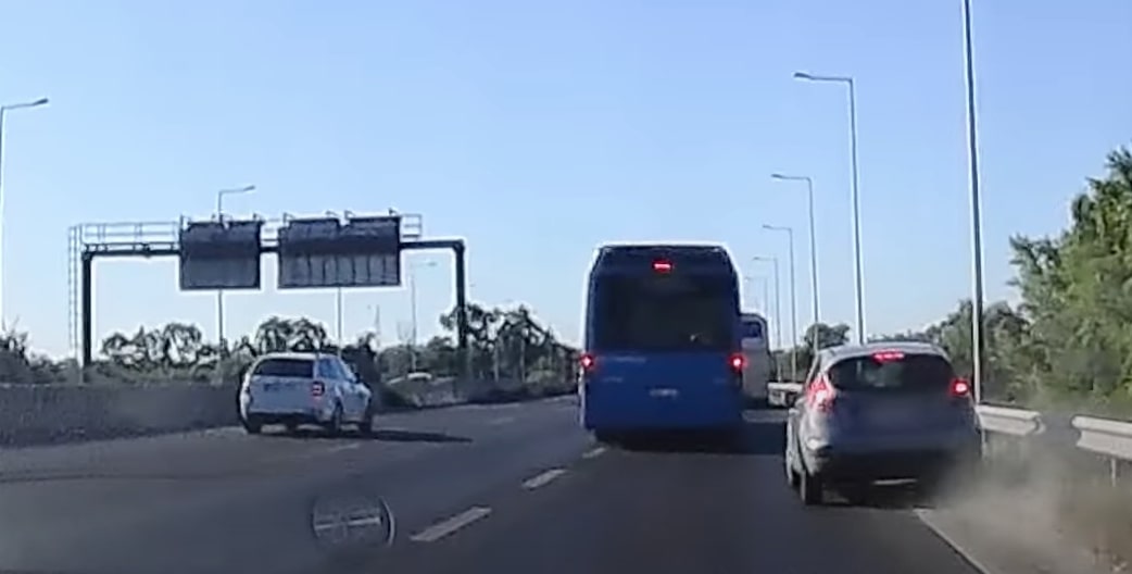 Csúnyán benézte a sávváltást egy busz az M5-ös kivezetőjén – videón a sokkoló jelenet 