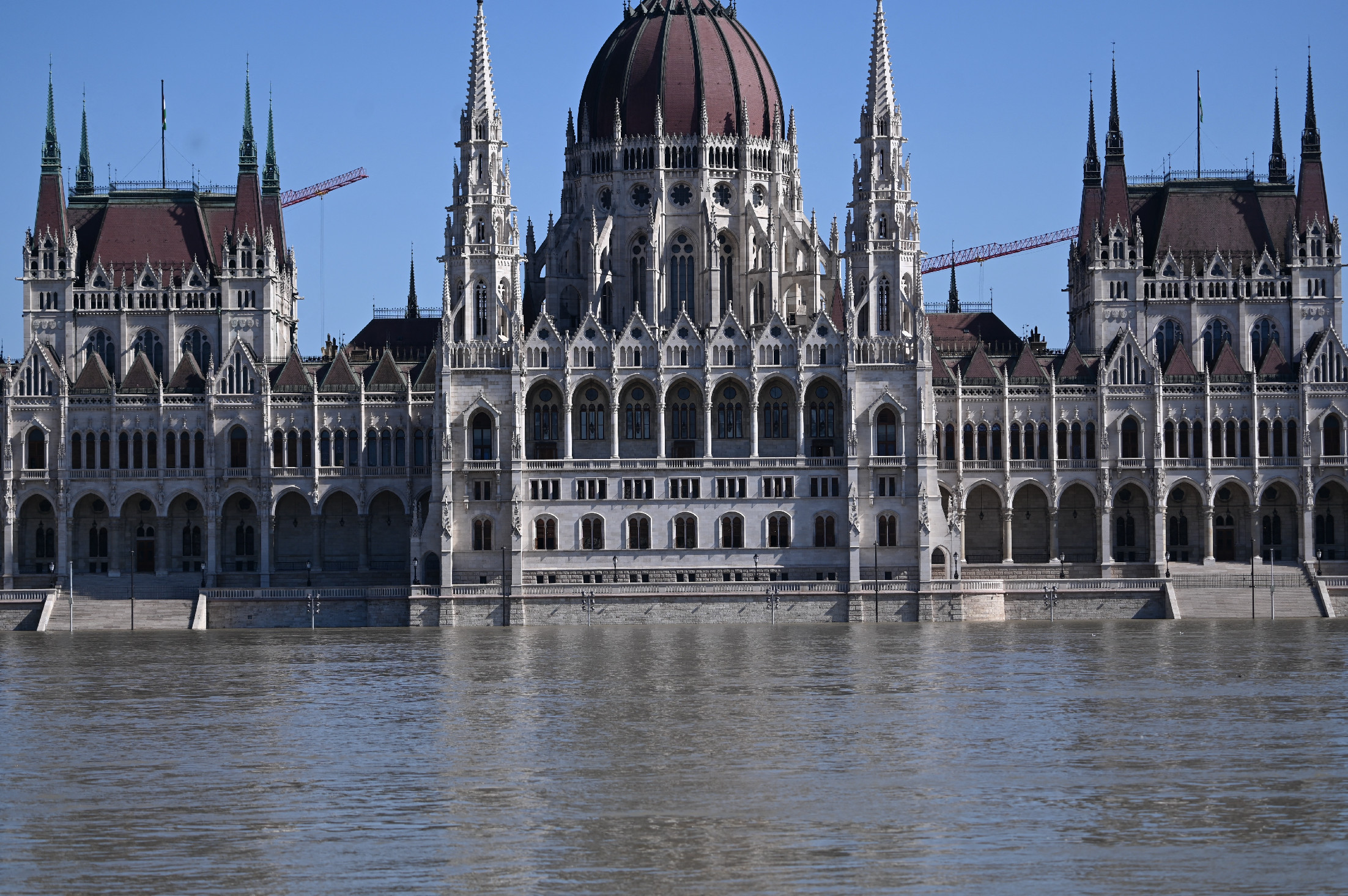 Árvíz: elhagyta a tetőzés Budapestet