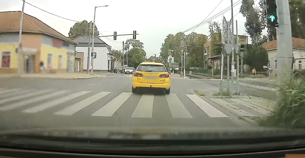 Videón az életveszélyes büntetőfékezés: döbbenetes, amit ez a taxis művelt 