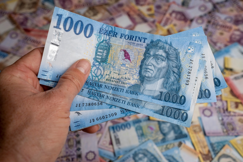 Zuhanórepülésben a forint – ennyit ér most a pénzünk