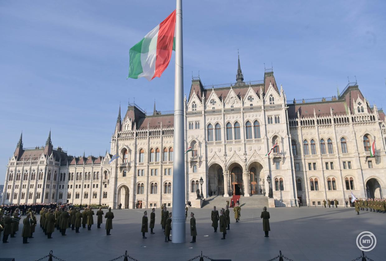 Október 23.: a forradalom emléke – felvonták a nemzeti lobogót az Országház előtt 