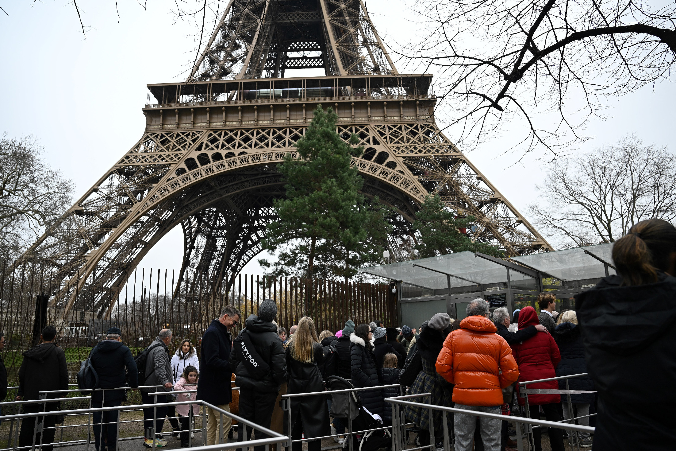 Tűz ütött ki az Eiffel-toronyban: rengeteg embert kellett evakuálni 