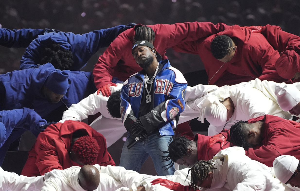 Kendrick Lamar a Super Bowl félidei show-jában földbe döngölte ellenlábasát, Drake-et – videó