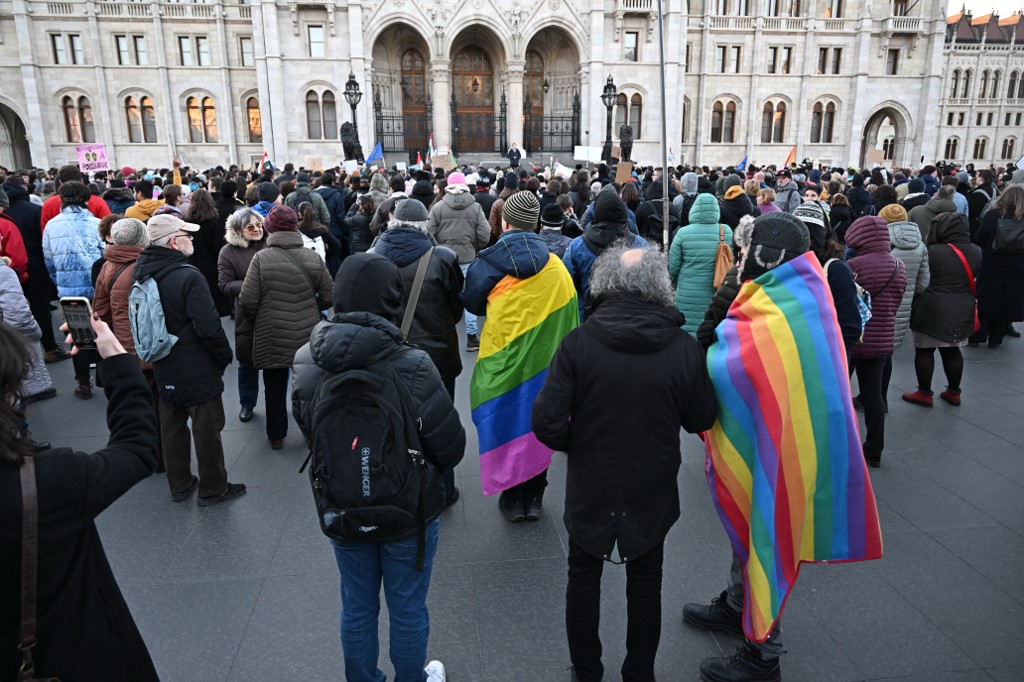 Tüntetnek a Pride betiltása ellen, a tüntetők miatt lezárták a Margit hidat