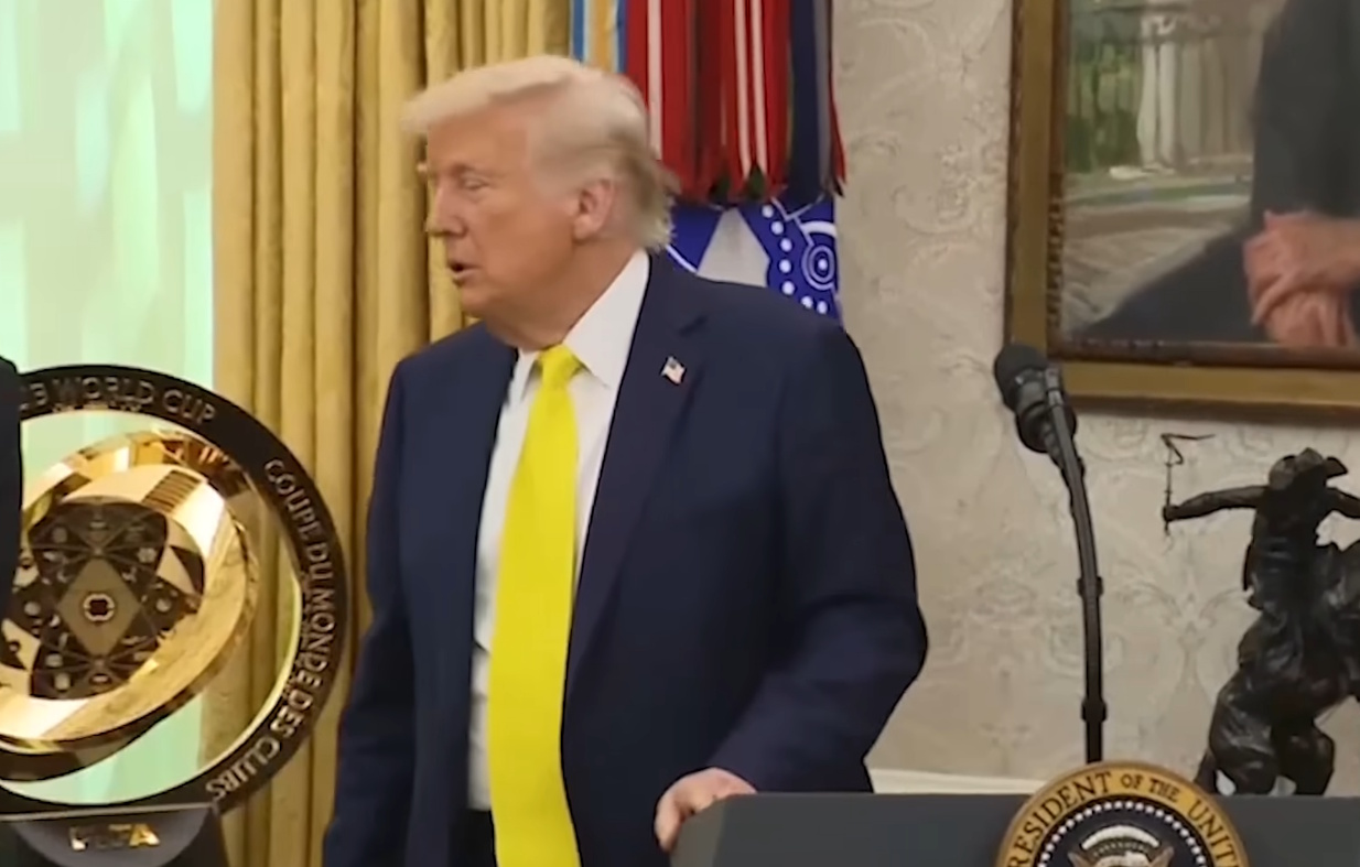 Váratlan incidens történt Donald Trump beszéde közben, azonnal kiküldték a sajtót a teremből – videó