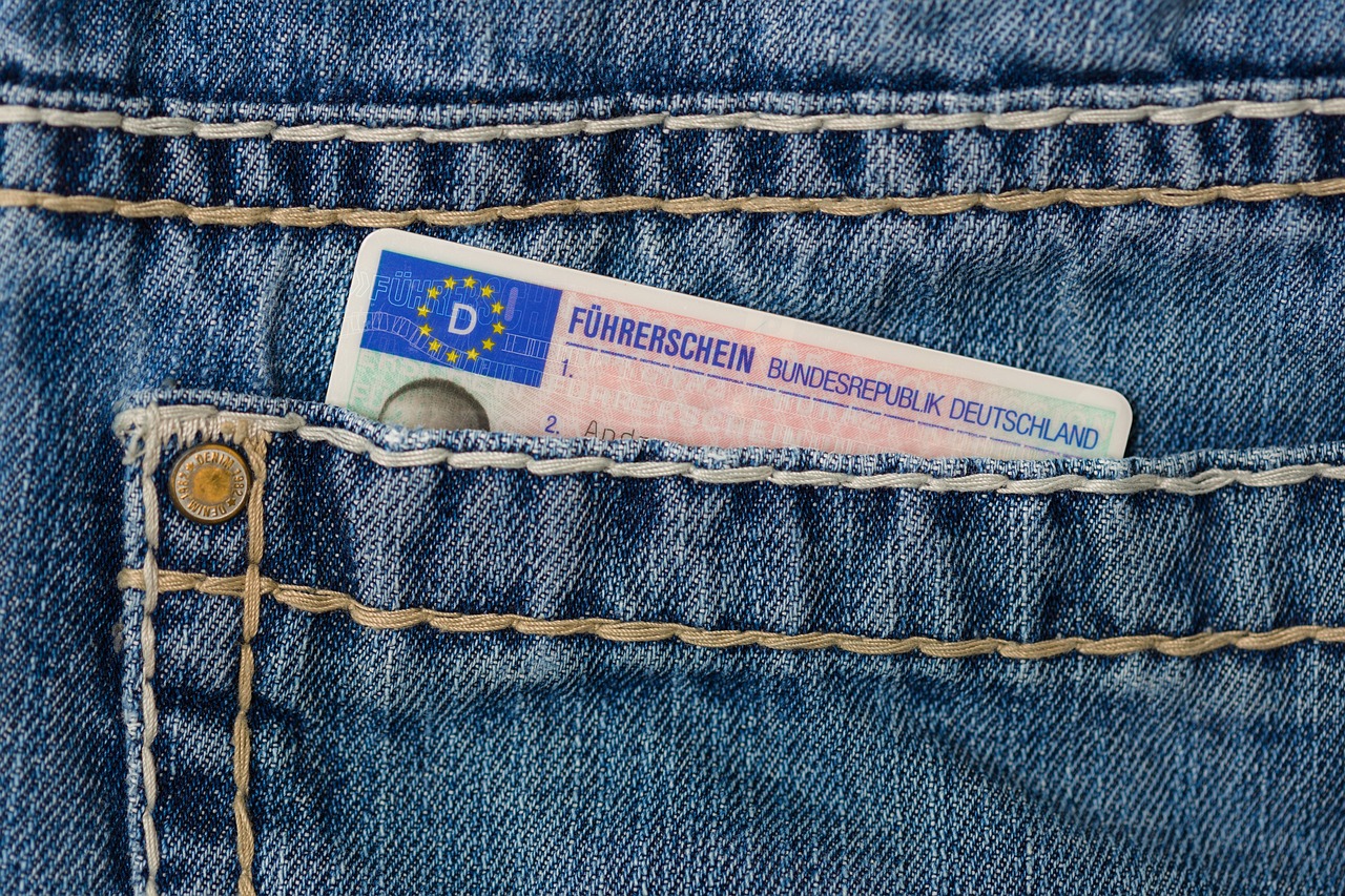 Változhat a jogosítványok érvényessége, erre készülhetnek a 70 év feletti sofőrök