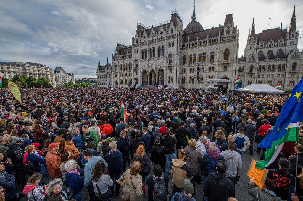 Megtelt tüntetőkkel a Kossuth tér, Lengyel Tamás is felszólalt 