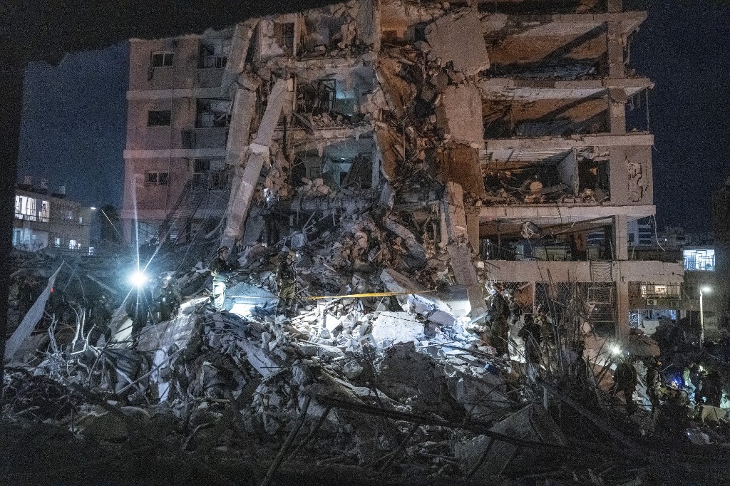 Támadás érte éjszaka Izraelt, tízen meghaltak, több százan megsebesültek 