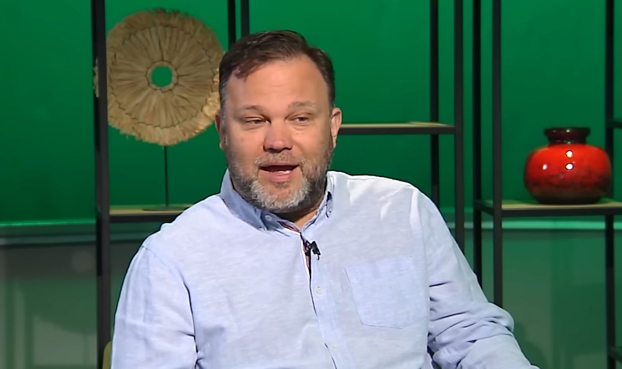 Két cigányozós interjú – ezért vonhatták vissza Aranyosi Péter humorista Karinthy-gyűrűjét?
