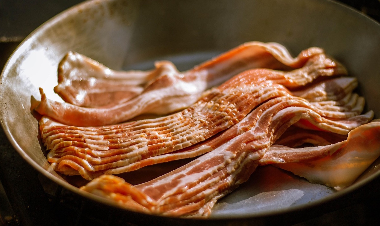 Vigyázat, 3 termékvisszahívás! Ha ön ebben az üzletláncban vett baconszalonnát, nehogy megegye, baktérium van benne!