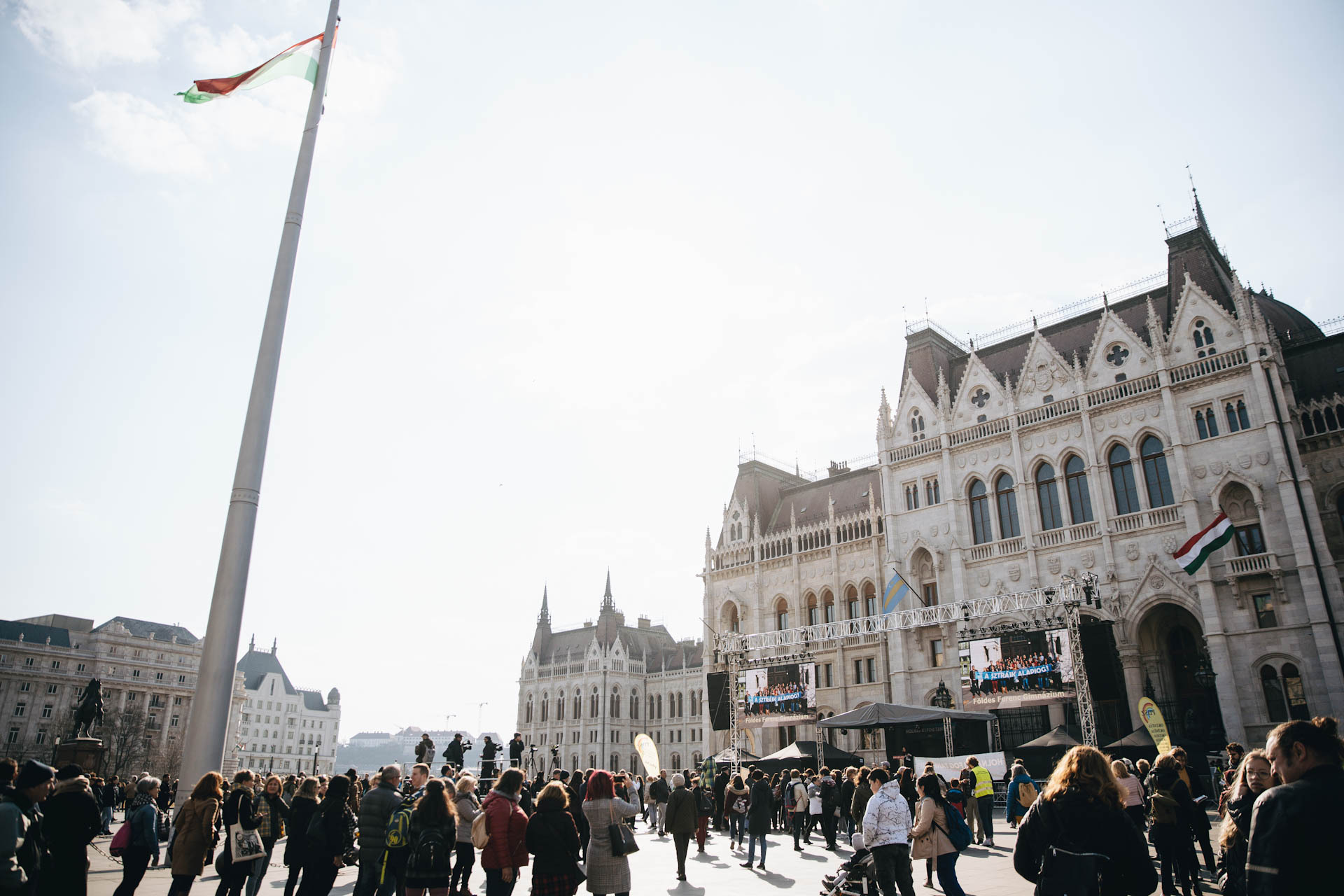 Egész napos demonstrációt tartanak kedden a Kossuth téren