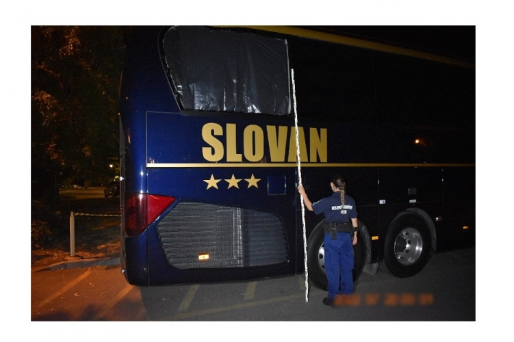 Elfogták a Slovan Bratislava buszát megdobó férfit