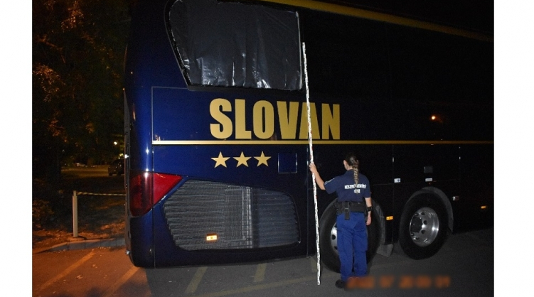 Elfogták a Slovan Bratislava buszát megdobó férfit