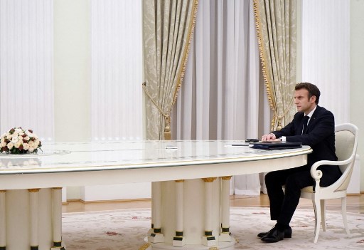 Macront is ugyanazzal a gigantikus asztallal tisztelte meg Putyin, mint Orbánt
