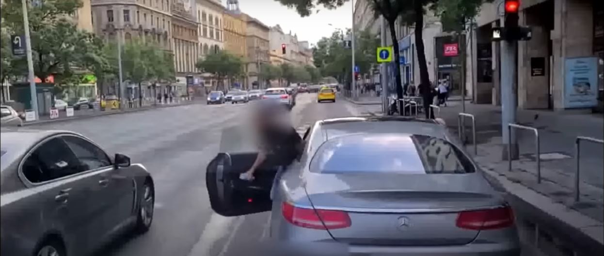 VIDEÓ: Megdobálta a buszt a buszsávban haladó Mercedes sofőrje, mert rádudáltak