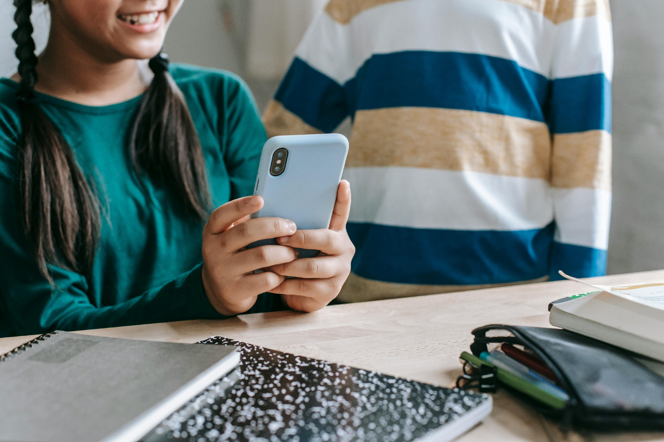 Újabb botrány a mobiltelefonok elvétele körül, megszólalt a fenntartó is