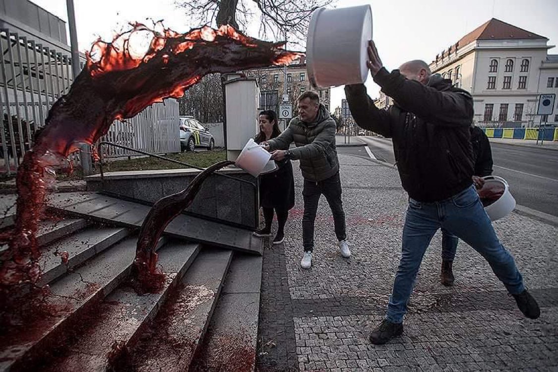 Művérrel öntötték le az orosz nagykövetséget