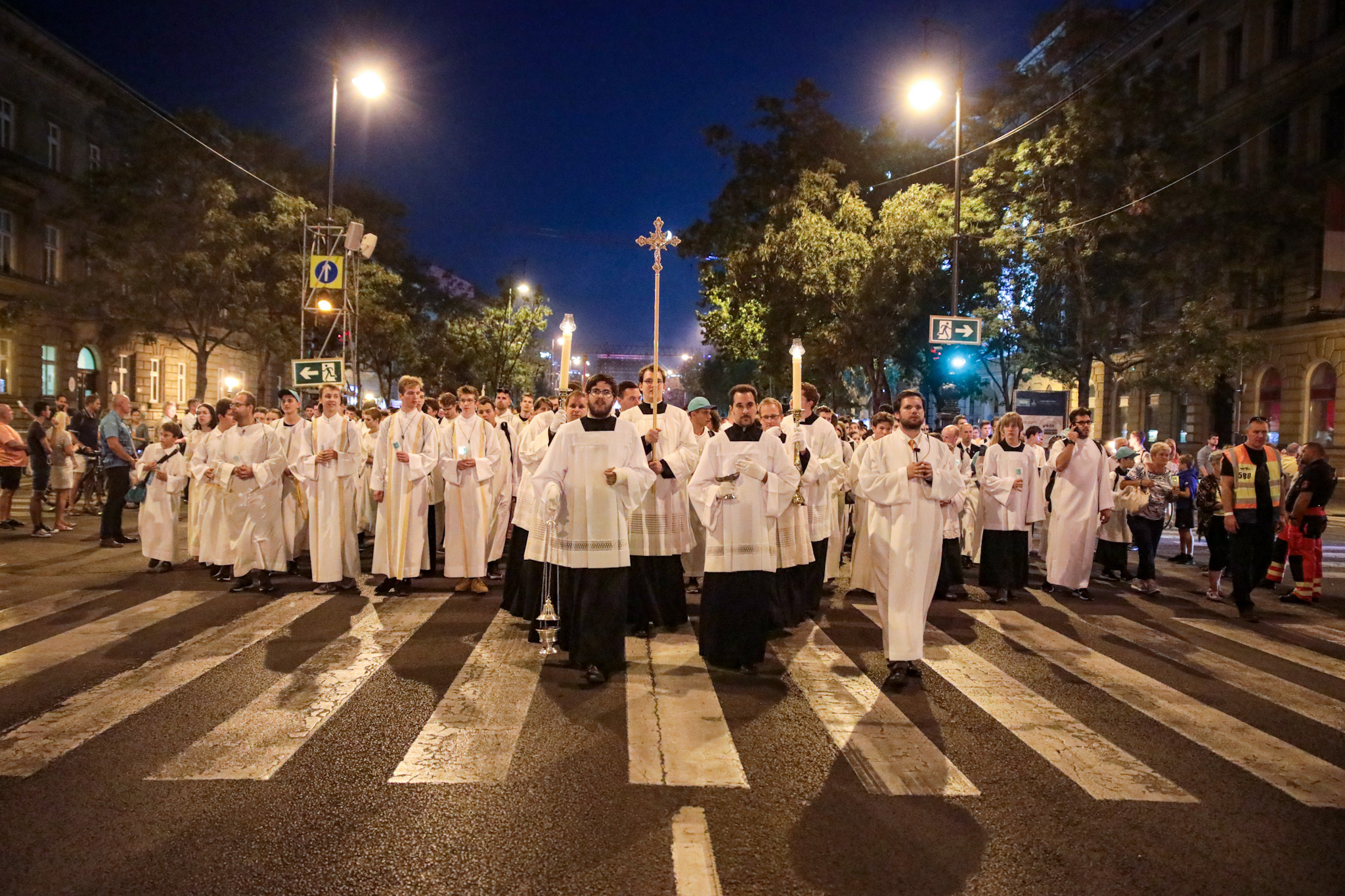 Szentmisét és gyertyás körmenetet tartottak a Nemzetközi Eucharisztikus Kongresszus részeként 