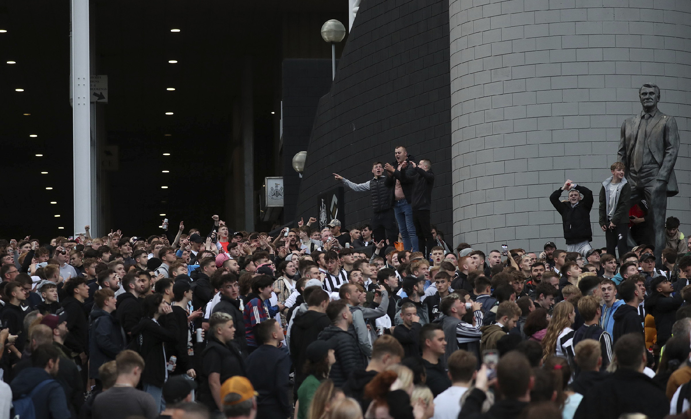 Válságértekezletet kezdeményeztek a klubok a Newcastle tulajdonosváltása után