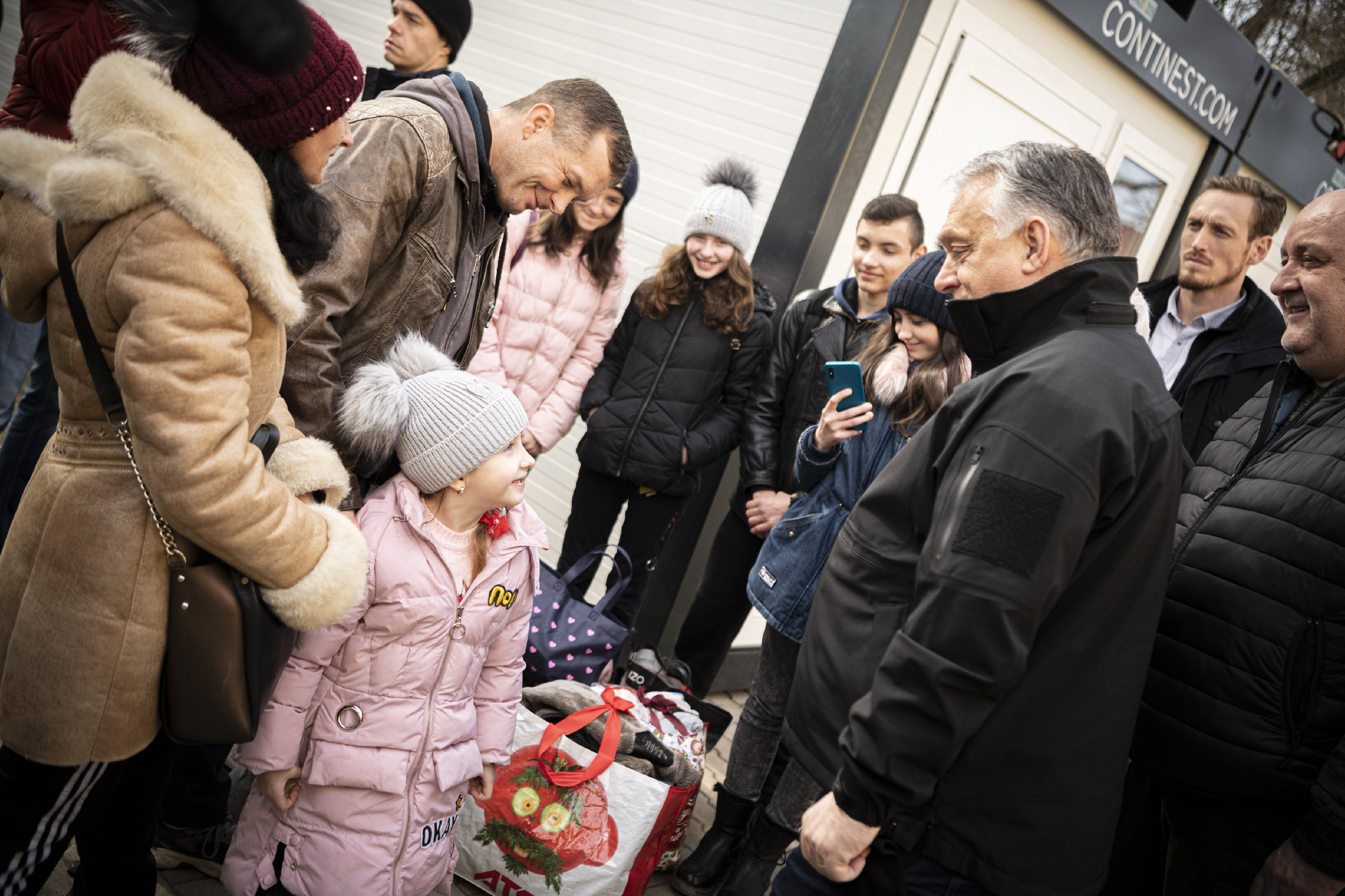 Menekülteket vigasztalt Orbán Viktor